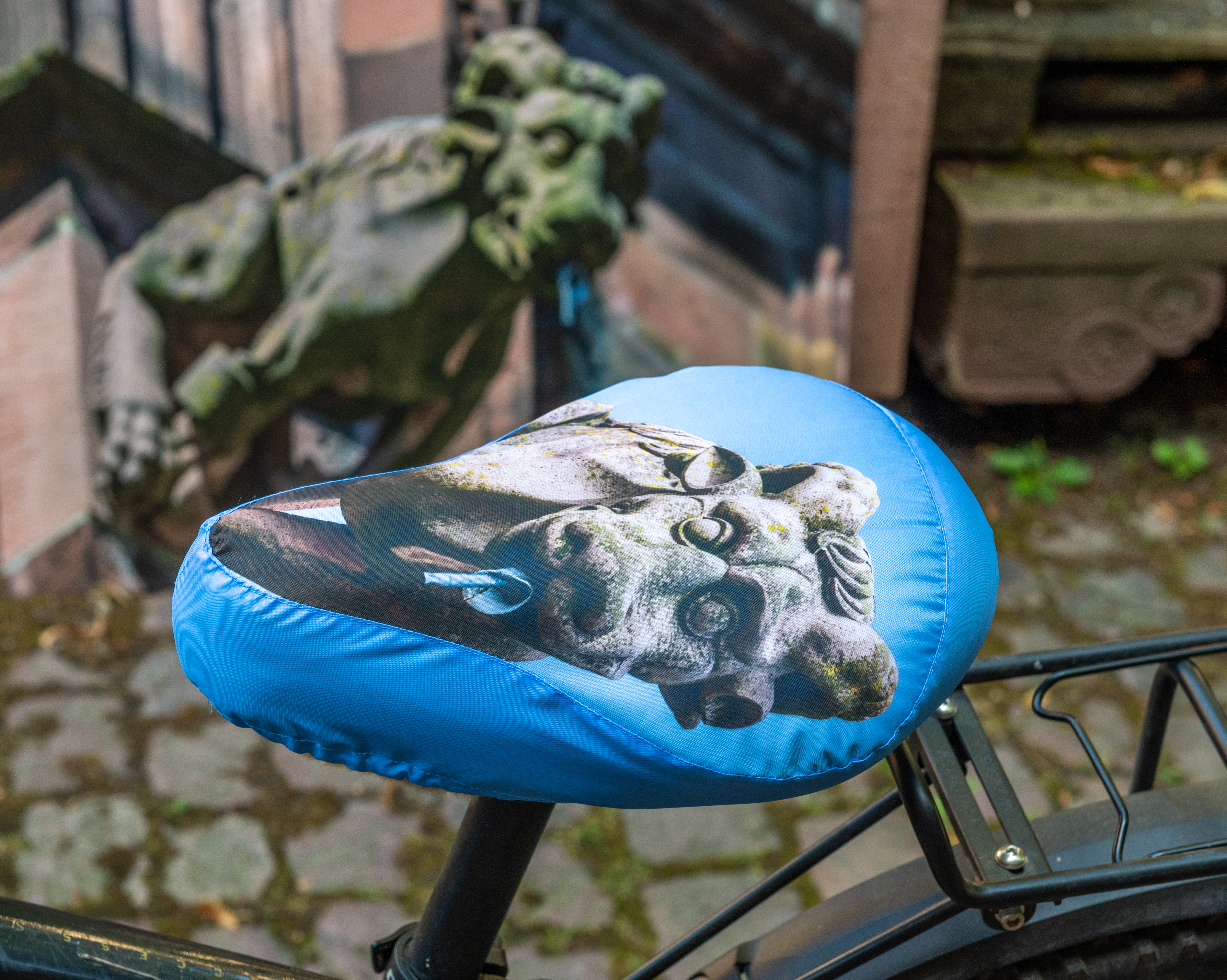 Fahrradsattelschoner mit Wasserspeier-Motiv